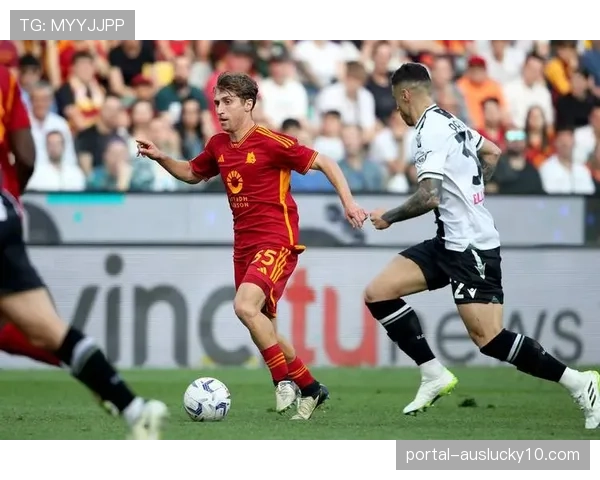 镜头捕捉：乌迪内斯主帅在场边反复示意后卫线保持平行前压。