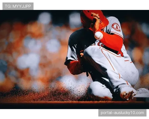 特写：大雨中完成接杀，荷兰队外野手全身湿透笑容灿烂
