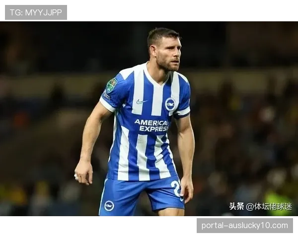 特写:37岁的米尔纳赛后带领全队向客队球迷致谢 特写:37岁的米尔纳赛后带领全队向客队球迷致谢