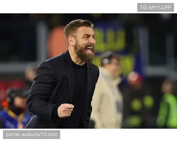 特写:训练场边的德罗西,与罗马青年队球员加练定位球至日暮 特写:训练场边的德罗西,与罗马青年队球员加练定位球至日暮