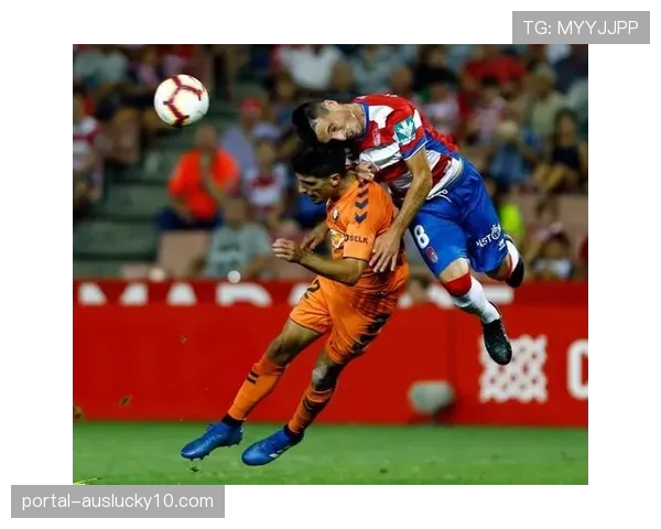 特写瞬间:格拉纳达门将扑出点球后手指队徽,但球队仍告负降级 特写瞬间:格拉纳达门将扑出点球后手指队徽,但球队仍告负降级